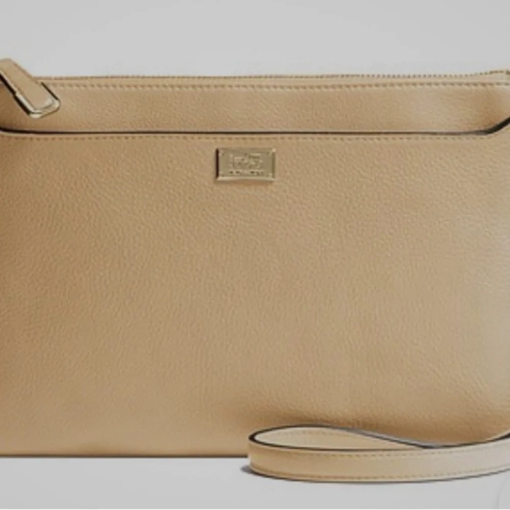 Coach 49992 Madison Leather East West Swingpack In Tan NWOT condition - Picture 2 of 6